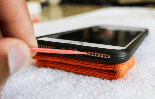 Cure-dents Clean iPhone Speaker